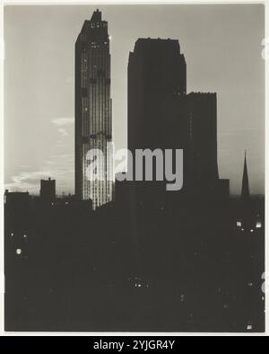 New York dalla Shelton. Alfred Stieglitz; americano, 1864-1946. Data: 1935. Dimensioni: 24,2 x 19,3 cm (immagine/carta/primo montaggio); 52,8 x 39,5 cm (secondo montaggio). Stampa in argento gelatina. Origine: Stati Uniti. Museo: Chicago Art Institute, FLORENCIA, USA. Foto Stock