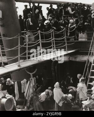 Lo Steerage. Alfred Stieglitz; americano, 1864-1946. Data: 1907. Dimensioni: 11 x 9,2 cm (immagine/carta/primo montaggio); 31,7 x 24,7 cm (secondo montaggio). Stampa in argento gelatina. Origine: Stati Uniti. Museo: Chicago Art Institute, FLORENCIA, USA. Foto Stock