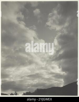 Music - A Sequence of Ten Cloud Photographs, No. II Alfred Stieglitz; American, 1864-1946. Data: 1922. Dimensioni: 23,8 x 19,3 cm (immagine/carta/primo montaggio); 56,5 x 46,2 cm (secondo montaggio). Stampa in argento gelatina. Origine: Stati Uniti. Museo: Chicago Art Institute, FLORENCIA, USA. Foto Stock