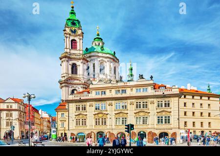 Praga, Repubblica ceca-Settembre 5, 2015: Malostranske namesti-piazza principale di Praga Mala Strana(Mala Strana di Praga) e la chiesa di San Nicola Foto Stock