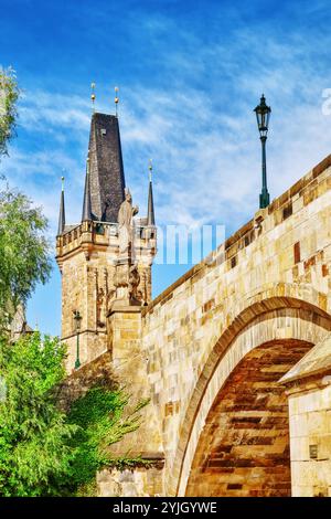 Il Ponte Carlo a Praga con la statua.Repubblica Ceca. Foto Stock