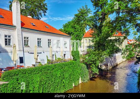 Praga è Mala Strana(Mala Strana di Praga). Сozy strade con caffè sul lato del fiume.Repubblica Ceca. Foto Stock