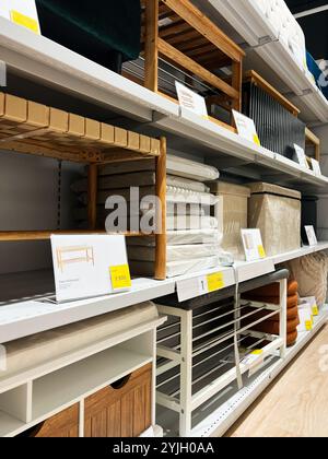 Kiev, Ucraina - 14 novembre 2024: Una vista dettagliata di vari articoli dell'organizzazione domestica ordinatamente impilati sugli scaffali del magazzino. L'assortimento include Foto Stock