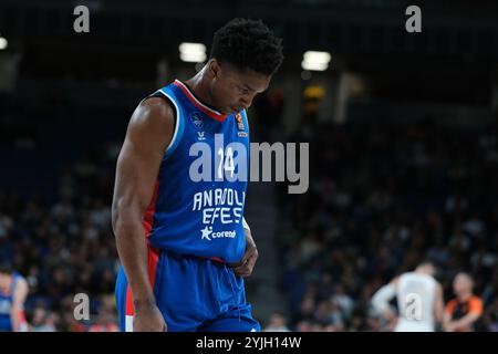 Madrid, Spagna. 15 novembre 2024. Stanley Johnson di Anadolu Efes durante la partita di basket tra Real Madrid e Anadolu Efes al Wizink di Madrid, il 15 novembre 2024 in spagna Credit: SIPA USA/Alamy Live News Foto Stock