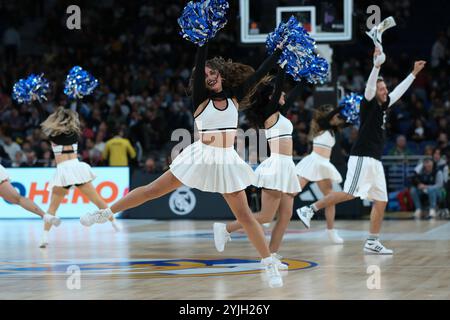 Madrid, Spagna. 15 novembre 2024. Cheerleader di Anadolu Efes durante la partita di basket tra Real Madrid e Anadolu Efes al Wizink di Madrid, il 15 novembre 2024 spagna Credit: SIPA USA/Alamy Live News Foto Stock