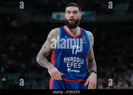 Madrid, Spagna. 15 novembre 2024. Vincent Poirier di Anadolu Efes durante la partita di basket tra Real Madrid e Anadolu Efes al Wizink di Madrid, il 15 novembre 2024 spagna Credit: SIPA USA/Alamy Live News Foto Stock