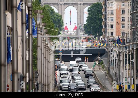 Rue de la Loi / via Wetstraat e Arc du Cinquantenaire / Triomfboog van het Jubelpark (Arco del Cinquantenario) nel Parc du Cinquantenaire / Jubelpark Foto Stock