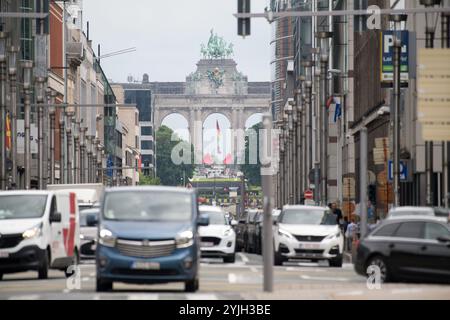 Rue de la Loi / via Wetstraat e Arc du Cinquantenaire / Triomfboog van het Jubelpark (Arco del Cinquantenario) nel Parc du Cinquantenaire / Jubelpark Foto Stock