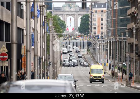 Rue de la Loi / via Wetstraat e Arc du Cinquantenaire / Triomfboog van het Jubelpark (Arco del Cinquantenario) nel Parc du Cinquantenaire / Jubelpark Foto Stock