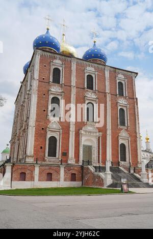 Vista della Cattedrale dell'assunzione - il principale monumento storico e architettonico del Cremlino di Rjazan, Russia. Foto Stock