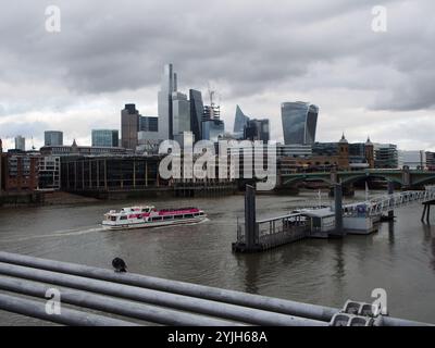 London Financial District visto dal Millennium Bridge di Londra, Regno Unito Foto Stock