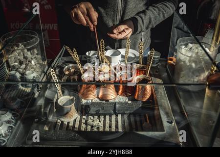 Uomo che prepara il caffè turco per la strada di Istanbul in Turchia Foto Stock
