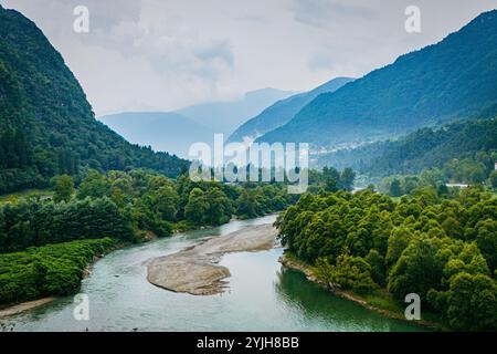 STENICO, ITALIA – 28 AGOSTO 2024: Il tranquillo Lago di Ponte Pià, immerso nella riserva della Biosfera dell'UNESCO, riflette la vegetazione lussureggiante circostante e lo spettacolo Foto Stock