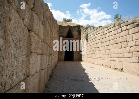 Grecia. Micene. Tesoro di Atreus. 1300-1250 A.C. Vista dell'ingresso. Tarda età del bronzo. Foto Stock