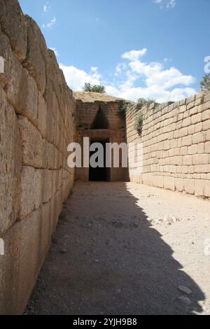 Grecia. Micene. Tesoro di Atreus. 1300-1250 A.C. Vista dell'ingresso. Tarda età del bronzo. Foto Stock