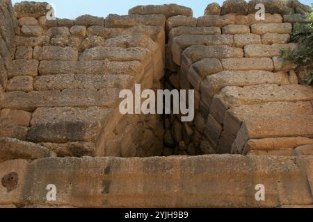 Grecia. Micene. Tesoro di Atreus. 1300-1250 A.C. Vista dell'ingresso. Tarda età del bronzo. Foto Stock
