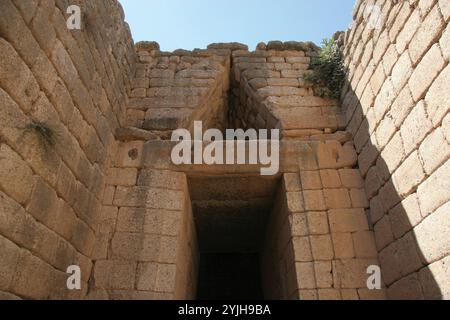 Grecia. Micene. Tesoro di Atreus. 1300-1250 A.C. Vista dell'ingresso. Tarda età del bronzo. Foto Stock