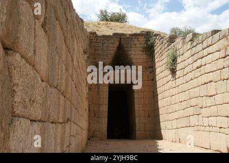 Grecia. Micene. Tesoro di Atreus. 1300-1250 A.C. Vista dell'ingresso. Tarda età del bronzo. Foto Stock