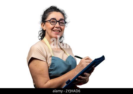 Cameriera sorridente che prende ordini, scrive sugli appunti, isolata su sfondo bianco Foto Stock
