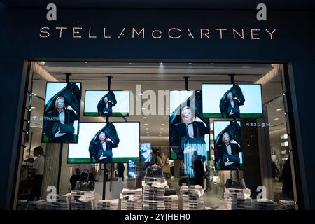 Stella McCartney, boutique di moda di punta, situata in Old Bond Street nel cuore di Mayfair, nel centro di Londra, Inghilterra, Regno Unito Foto Stock