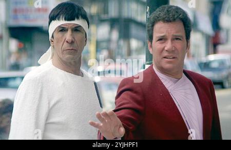 STAR TREK IV: THE VOYAGE HOME 1985 film della Paramount con William Shatner a destra e Leonard Nimoy Foto Stock