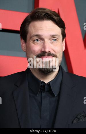 Moritz Binder agli arrivi per il 5 SETTEMBRE Premiere, Paramount Theatre, Los Angeles, CA, 14 novembre, 2024. foto di: Priscilla Grant/Everett Collection Foto Stock