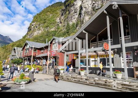 Negozi di articoli da regalo e souvenir nel centro del villaggio di Geiranger sul Geirangerfjord Norvegia Foto Stock