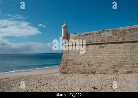 Fortezza di San Giacomo sulla spiaggia di Sesimbra, Portogallo Foto Stock
