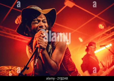 Malmö, Svezia. 10 novembre 2024. La cantante e cantautrice americana Fantastic Negrito esegue un concerto dal vivo al Plan B di Malmö. Foto Stock