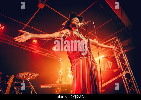 Malmö, Svezia. 10 novembre 2024. La cantante e cantautrice americana Fantastic Negrito esegue un concerto dal vivo al Plan B di Malmö. Foto Stock