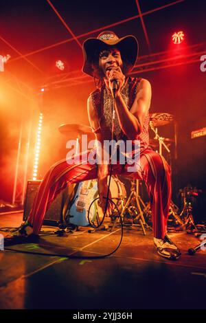 Malmö, Svezia. 10 novembre 2024. La cantante e cantautrice americana Fantastic Negrito esegue un concerto dal vivo al Plan B di Malmö. Foto Stock