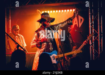 Malmö, Svezia. 10 novembre 2024. La cantante e cantautrice americana Fantastic Negrito esegue un concerto dal vivo al Plan B di Malmö. Foto Stock