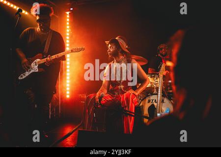 Malmö, Svezia. 10 novembre 2024. La cantante e cantautrice americana Fantastic Negrito esegue un concerto dal vivo al Plan B di Malmö. Foto Stock