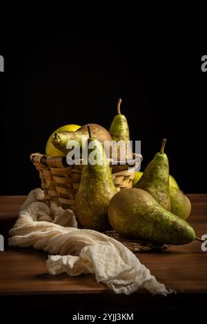 Vista delle pere verdi sul tavolo di legno Foto Stock