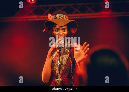 Malmö, Svezia. 10 novembre 2024. La cantante e cantautrice americana Fantastic Negrito esegue un concerto dal vivo al Plan B di Malmö. Foto Stock