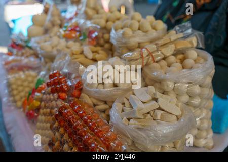 Un tavolo pieno di sacchetti di cibo, inclusi alcuni che recano "patatine" su di loro Foto Stock