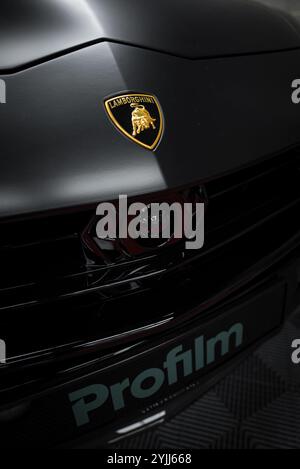 Primo piano del fronte delle prestazioni Lamborghini Urus con emblema Foto Stock