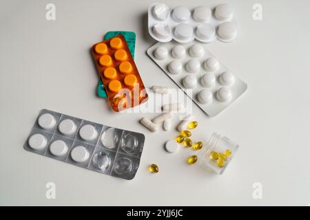 Confezioni di pillole con pillole e capsule su sfondo bianco Foto Stock
