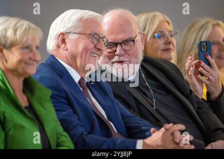 Festveranstaltung zum 70. Geburtstag des Wort zum Sonntag am Donnerstag 14.11.2024 in der evangelischen St. Markus Kirche in Muenchen foto v.li.: Die Ratsvorsitzende der Evangelischen Kirche in Deutschland EKD, Kirsten Fehrs Bundespraesident Frank-Walter Steinmeier Kardinal Reinhard Marx, Erzministschof von Muenchen Ulrike Scharer Scharf, Bayerschen Staftstag, Bayermberftstag, Bayerfschen, Bayftstag, Bayfschen Staftstag, Bayftstag. Seit 70 Jahren sendet die ARD am Samstagabend nach den Tagesthemen das Wort zum Sonntag . Rund 320 Sprecherinnen und Sprecher haben seither in je vier M Foto Stock