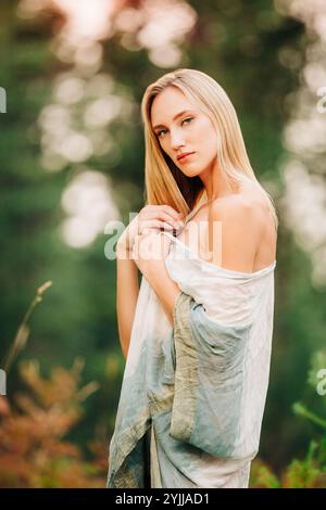 22 anni Caucasica femminile bellezza che indossa lo scialle pastello nella foresta Foto Stock