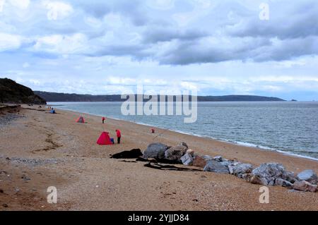 Una fredda mattina presto a Slapton Sands, Torcross, nel South Hams del South Devon per questi appassionati pescatori di mare con le acque grigie di Start Bay. Foto Stock