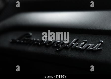 Primo piano del logo Lamborghini su superficie testurizzata con finitura metallizzata Foto Stock