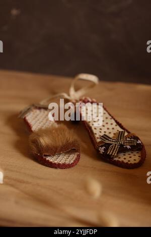 Decorazioni natalizie lavorate a mano, accoglienti e festose, perfette per aggiungere calore agli arredi stagionali. Foto Stock