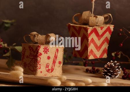 Decorazioni natalizie lavorate a mano, accoglienti e festose, perfette per aggiungere calore agli arredi stagionali. Foto Stock