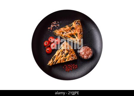 Pezzi di quiche con salmone, spinaci o broccoli, sale e spezie su fondo bianco Foto Stock