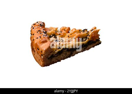 Pezzi di quiche con salmone, spinaci o broccoli, sale e spezie su fondo bianco Foto Stock