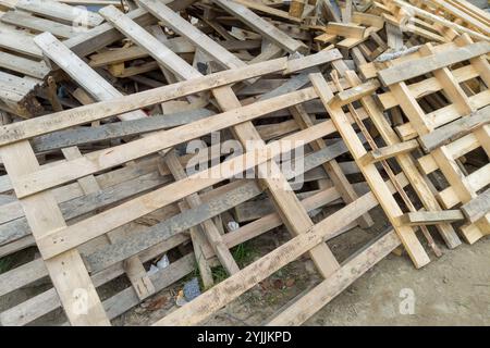 Pallet in legno impilati sul cantiere Foto Stock