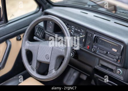 Interni Volkswagen classici che mostrano volante e cruscotto, riflettono l'auto d'epoca Foto Stock