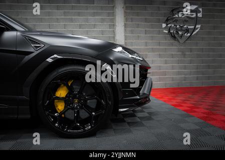 Primo piano della Lamborghini Urus Performante nello showroom al coperto Foto Stock