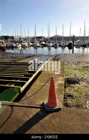 barche ormeggiate al lowestoft cruising club lake lothing suffolk inghilterra Foto Stock